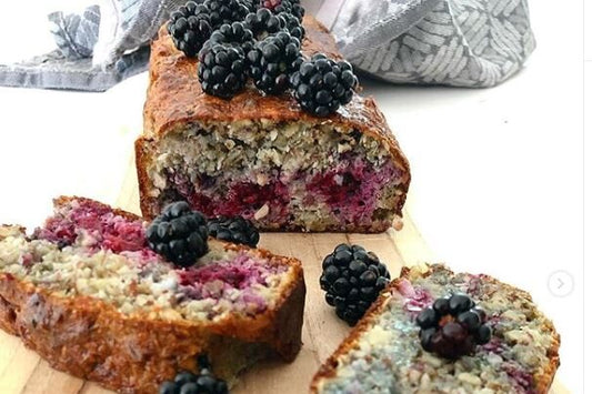 Sundt og fudgy brombærbrød